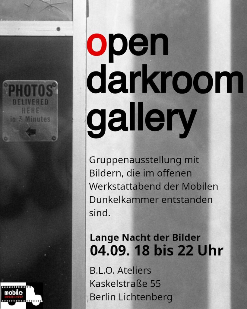 Ankündigungsplakat „open darkroom gallery": Schwarz-Weiß-Foto einer Tür mit Schild „Photos delivered here in 3 Minutes", dazu Veranstaltungsdaten zur Langen Nacht der Bilder in den B.L.O. Ateliers.