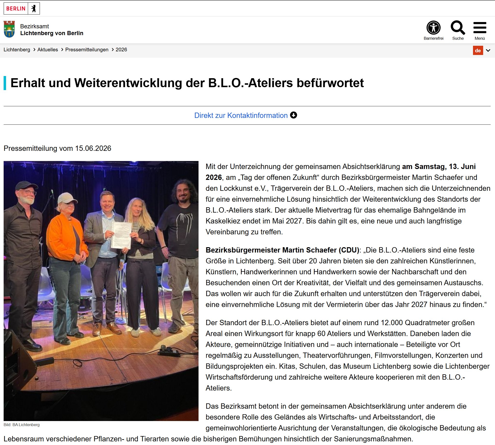 Bezirksbürgermeister Martin Schaefer (CDU) unterzeichnet gemeinsam mit Vertreter:innen des Lockkunst e.V. eine Absichtserklärung zum Erhalt der B.L.O.-Ateliers in Berlin-Lichtenberg, 13. Juni 2026.