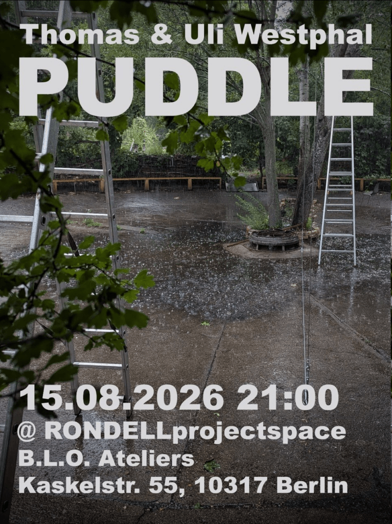 Veranstaltungsplakat zur Ausstellung Puddle von Thomas und Uli Westphal am 15. August 2026 im RONDELLprojectspace der B.L.O. Ateliers Berlin. Das Motiv zeigt eine wasserüberströmte Asphaltfläche im Freien bei starkem Regen mit zwei Stehleitern.